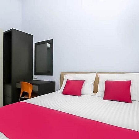 Reddoorz Near Stasiun Lawang Hotel Exterior foto