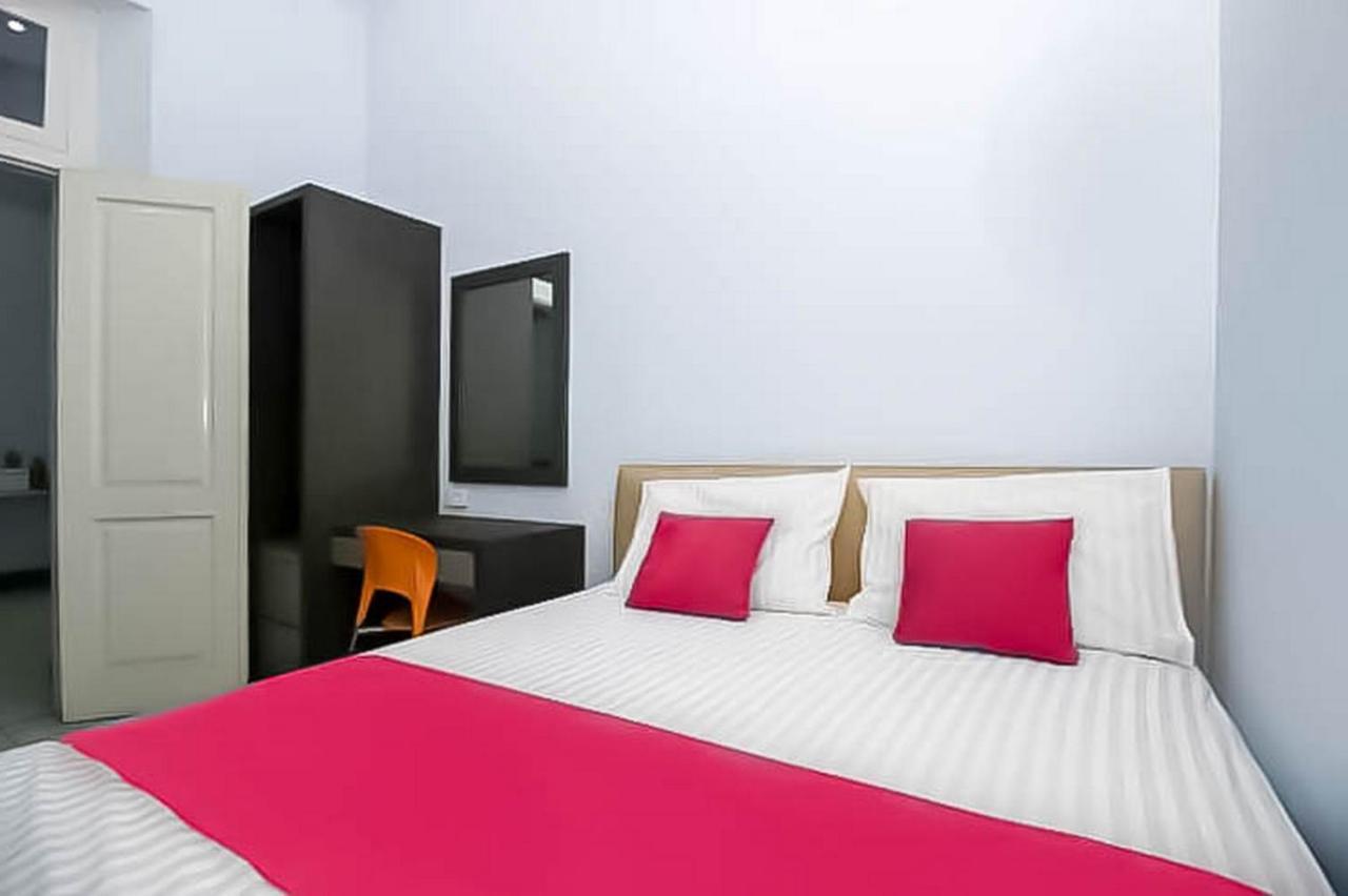 Reddoorz Near Stasiun Lawang Hotel Exterior foto